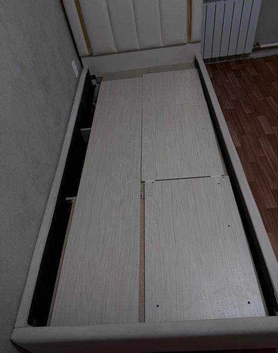 Продоетса односпальная кровать с матрасом вместе