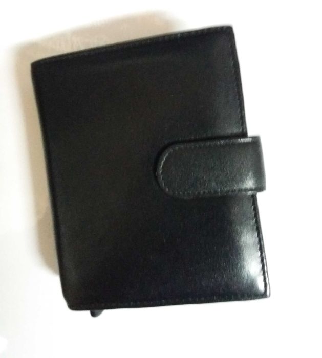 Дамски портфейл от естествена кожа - практичен и компактен