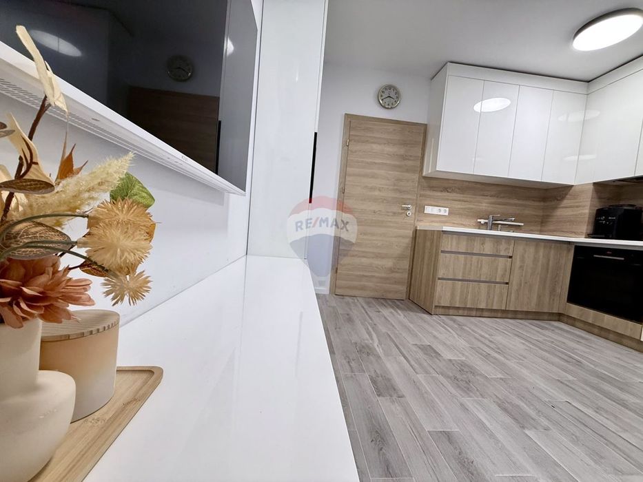 Дава се под наем Тристаен апартамент в к.к. Св.Св. Константин и Елена - 74 кв.м за 1196.97 € - Снимка #1