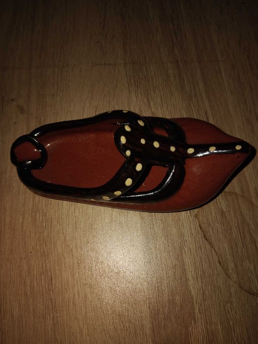 Продавам  2 броя пепелници.