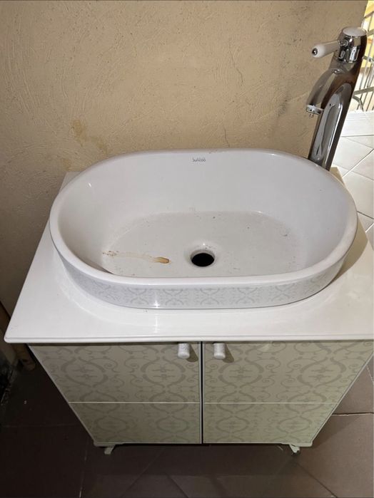 Раковина, шкаф, кран и биде