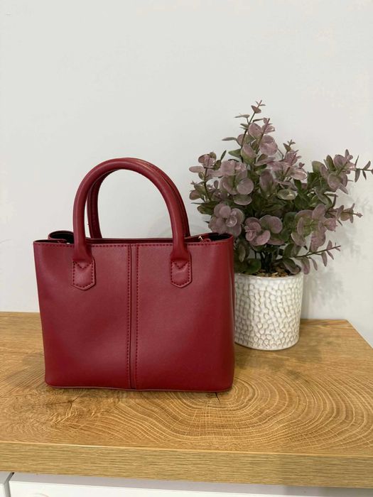 Дамска чанта в червен (бордо) цвят