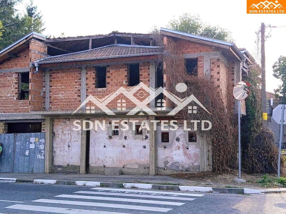 Продава сграда с търговско помощение в центъра на Дунавци