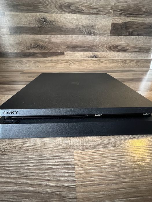 Продавам PS4 Slim 500GB + 5 игри + 3 джойстика