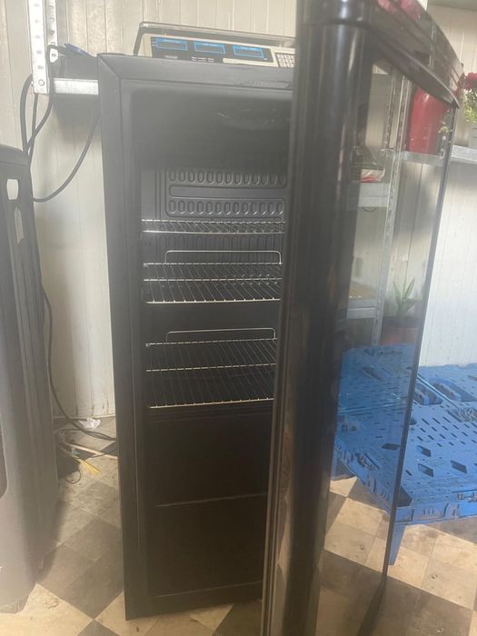 Vitrină cu usa sticla