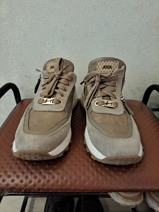 Продам женские кроссовки