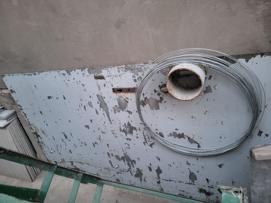 Продам входной железный дверь.