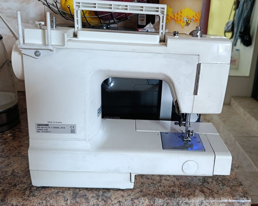 Швейная машинка Janome