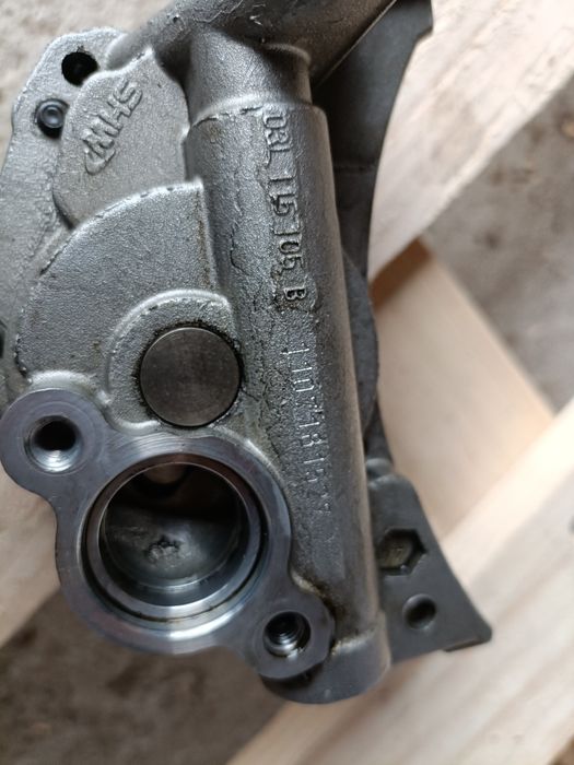 Pompa ulei VW Golf 6 1,6 Tdi ,originala,stare perfecta de funcționare.