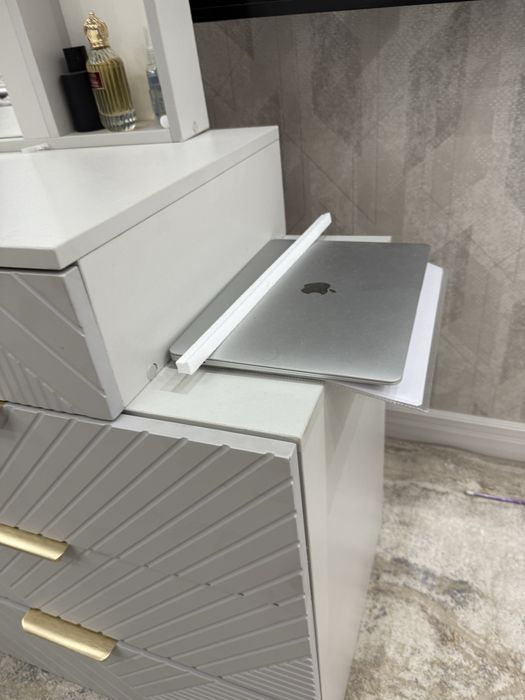 Комод косметический с зеркалом