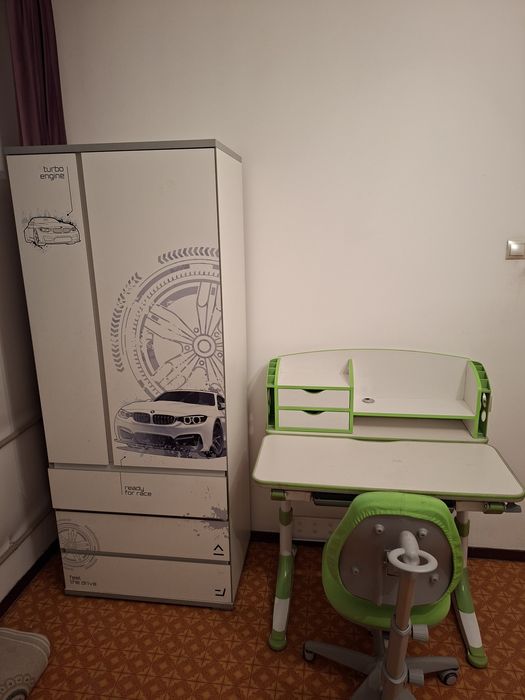 Парта и шкаф для школьников