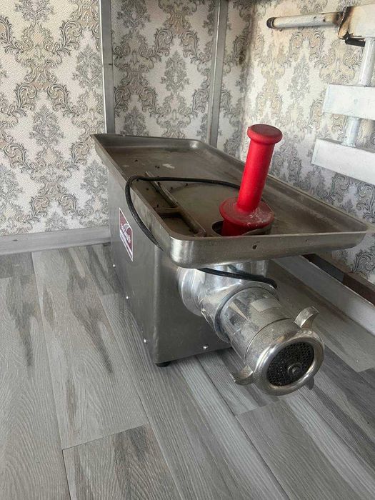 продаю витринные холодильники 2.5 метра для мясного магазина
