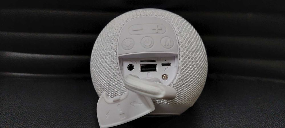 Нова Преносима Водоустойчива Блутут Тонколони с Радио / USB / AUX JBL