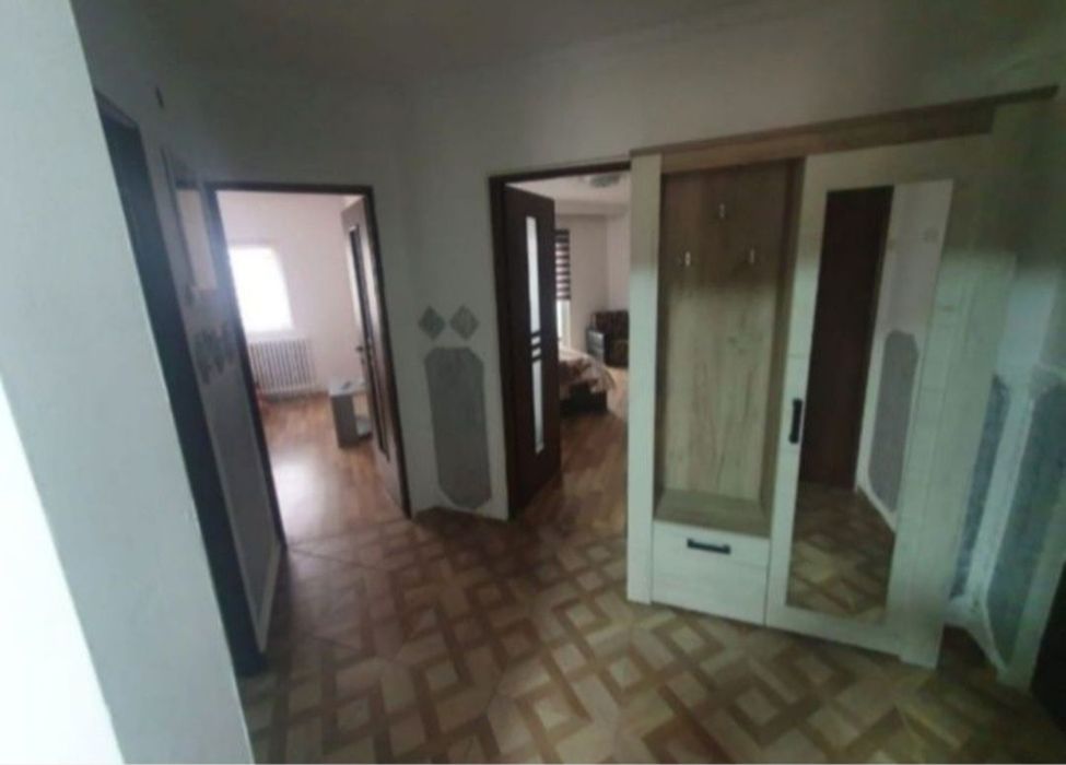 Ofer spre inchiriere apartament 2 camere zona centrală,  decomandat