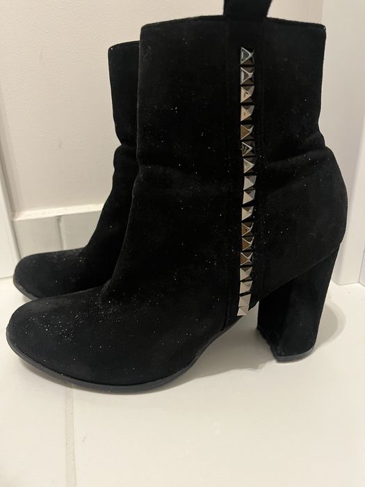 Блестящи черни боти  с метални елементи