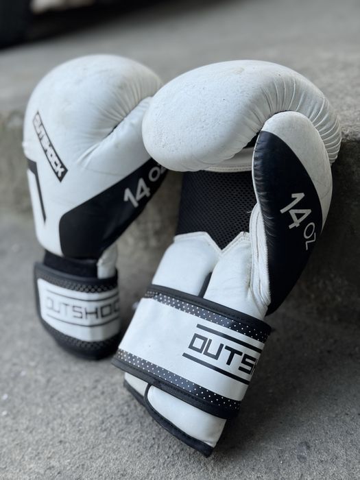 Боксови ръкавици Everlast и Outshock