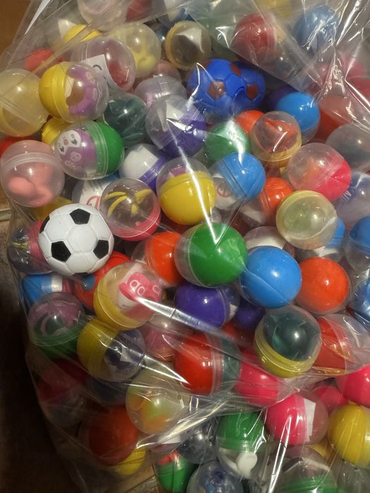 Капсули с играчки 32-35 мм за вендинг машина за топчета