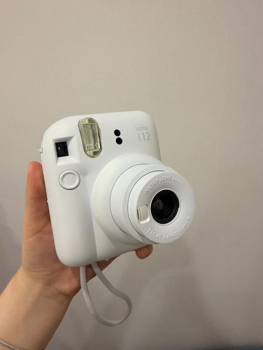 Продам Fujifilm INSTAX Mini 12 в белом цвете.