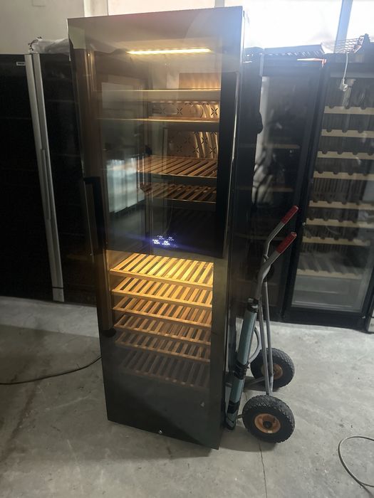 Хладилна витрина за вино