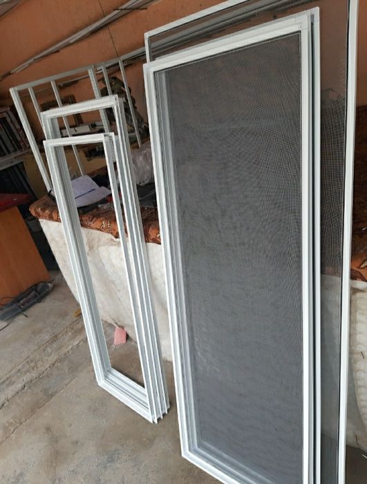 Маскитная сетка + решётка 2 в одном.