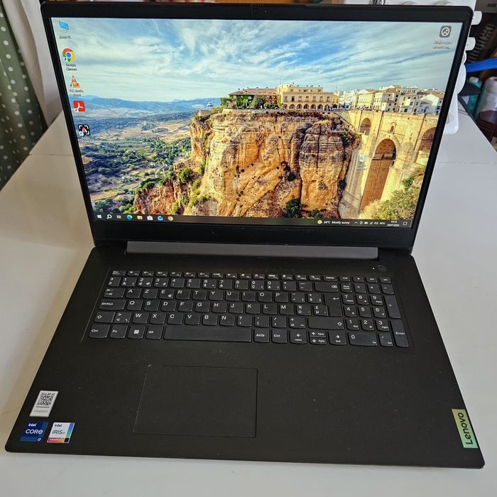 Laptop Lenovo v17 G3 IAP I7