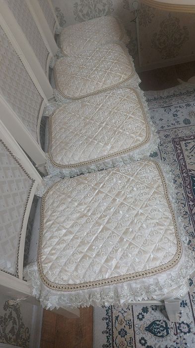 Гостинные стол и стулья