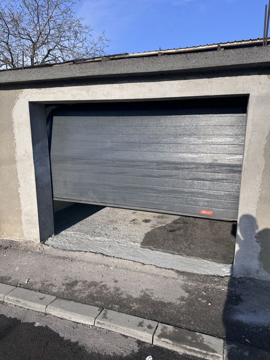 Ușă garaj din panouri sandwici- electrică