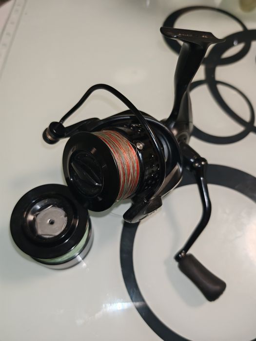 Okuma Custom Black Feeder 5500 stare excelentă
