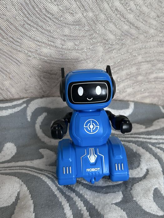 Игрушка робота на колесиках