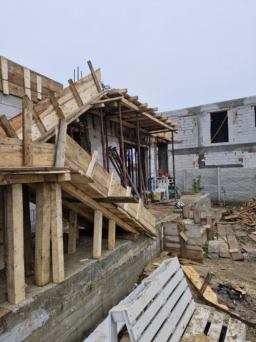 Execut case la roșu