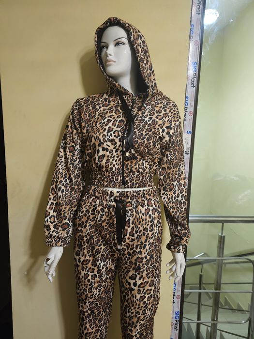 Geaca de femei cu eticheta