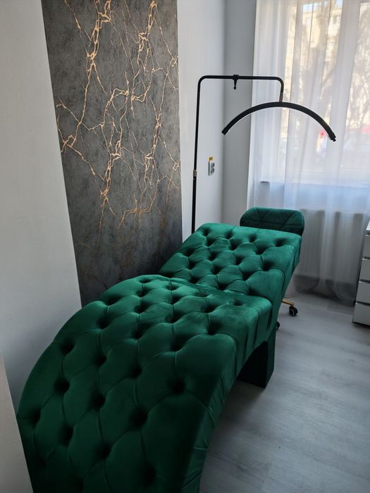 Vând pat tapițat și lampă semilună