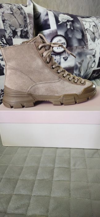Продам женские демисезонные ботинки