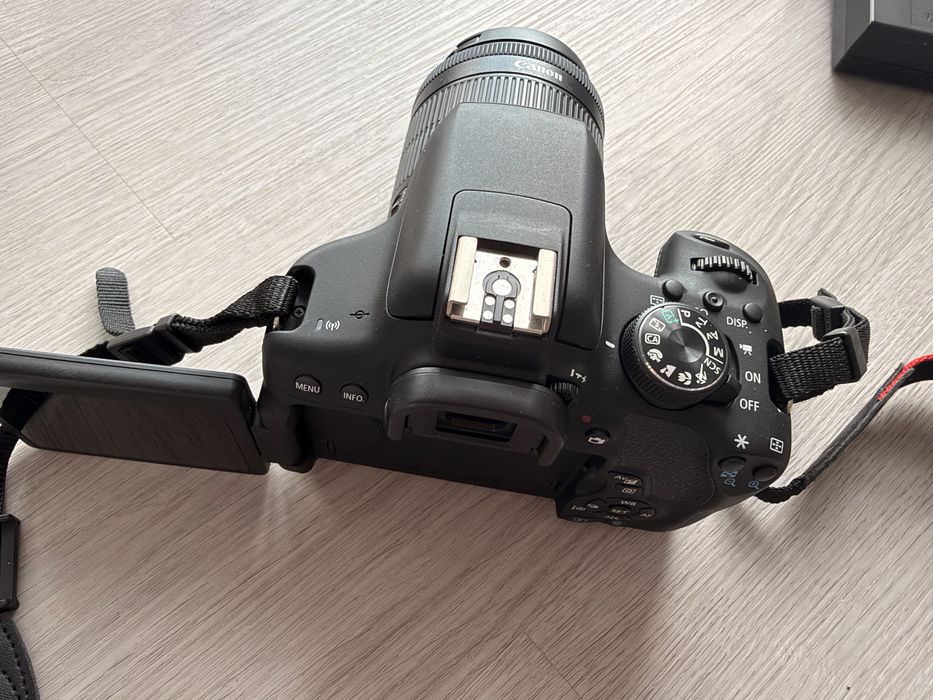 Canon EOS 750D + obiectiv 18-55 mm + trepied + geantă Canon