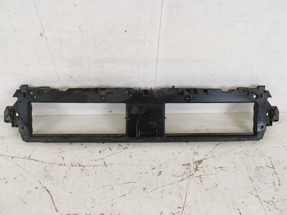 Ауди А4 Б9 / Audi A4 B9 Оригинален държач за решетка на радиатора в до