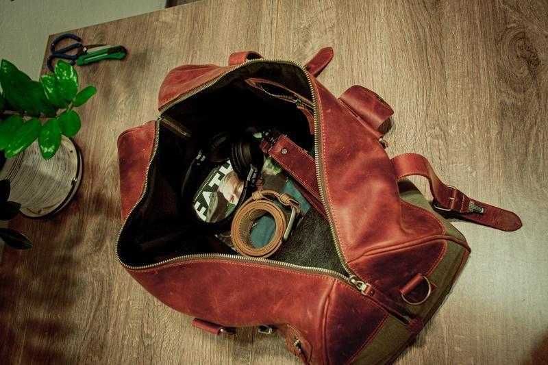 Geantă de voiaj din piele. Geantă de călătorie din piele naturală și konvas. Travel bag. Duffel Bag