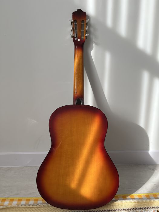 Гитара сатылады, чехолымен.