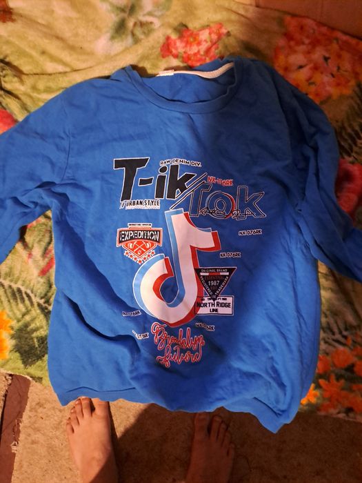 Tricoul cu imprimeu tiktok albastru