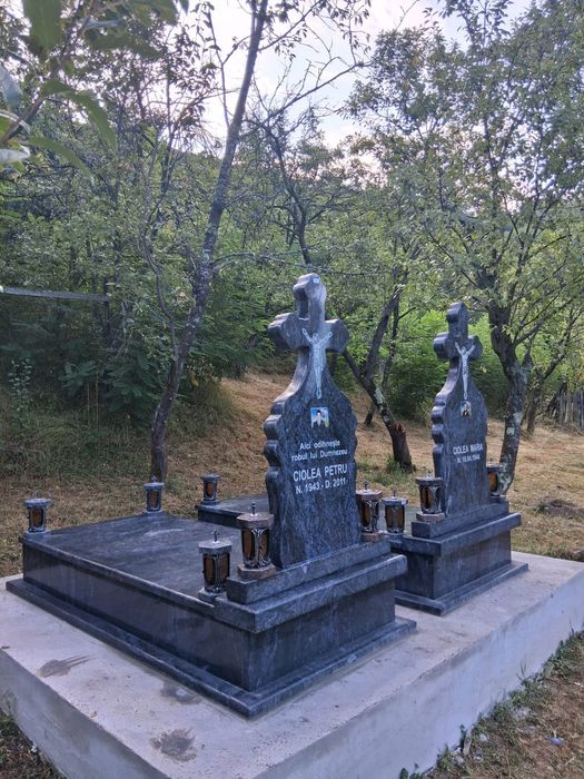Cruci Cavouri Borduri Facem Diferite Lucrări în Cimitire