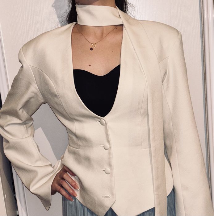 Пиджак приталенный белый