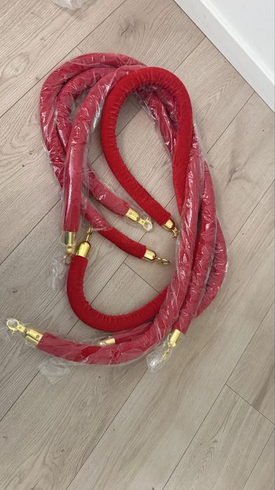 Set 4 cordoane delimitare din catifea roșie cu cârlige aurii, aprox. 145 cm