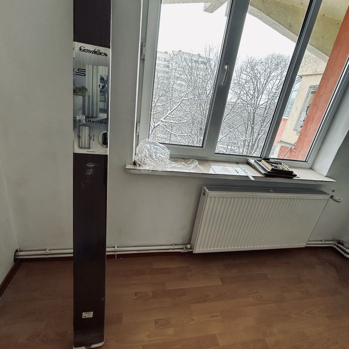 Vând ușă pliabilă marca Grosfillex, nouă, nefolosită, încă ambalată.