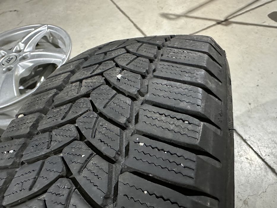 2бр. Отлични Зимни Гуми 185/60R/15 -FIRESTONE- DOT:4118- 5,7мм