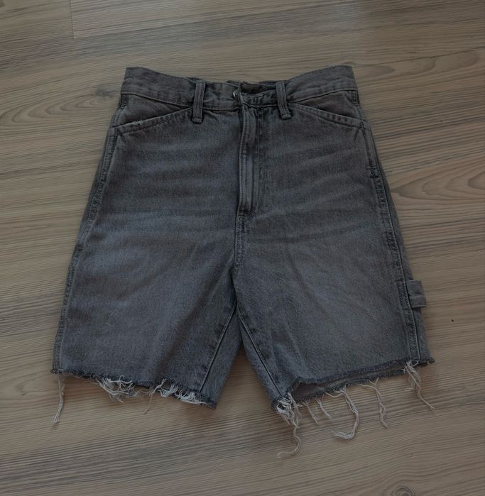 Сиви дънкови бермуди- изтъркан модел