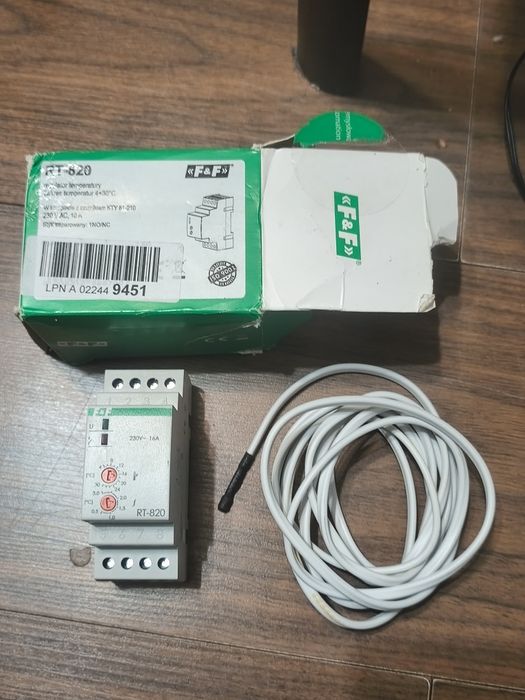 Regulator de temperatură RT820