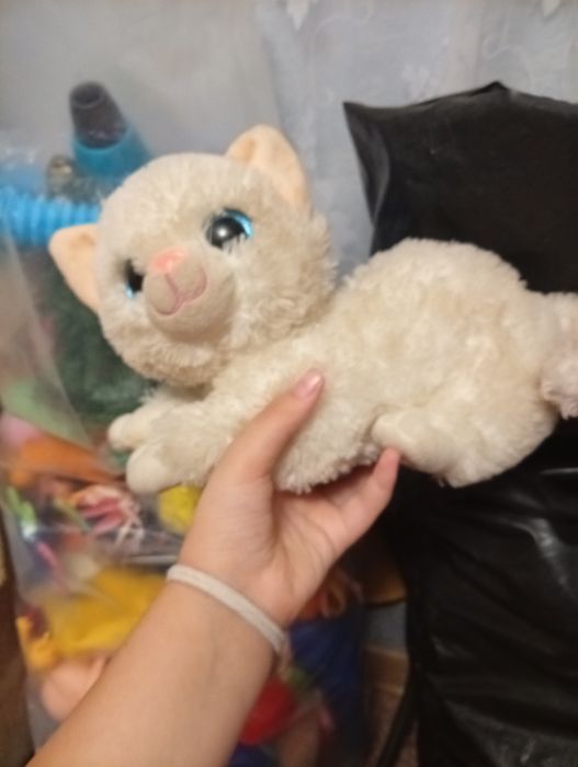 Голубоглазая кошка игрушка