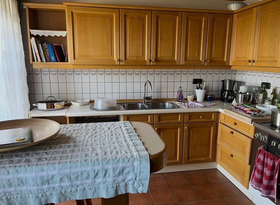 Mobilă bucătărie lemn masiv + insulă cu 2 scaune