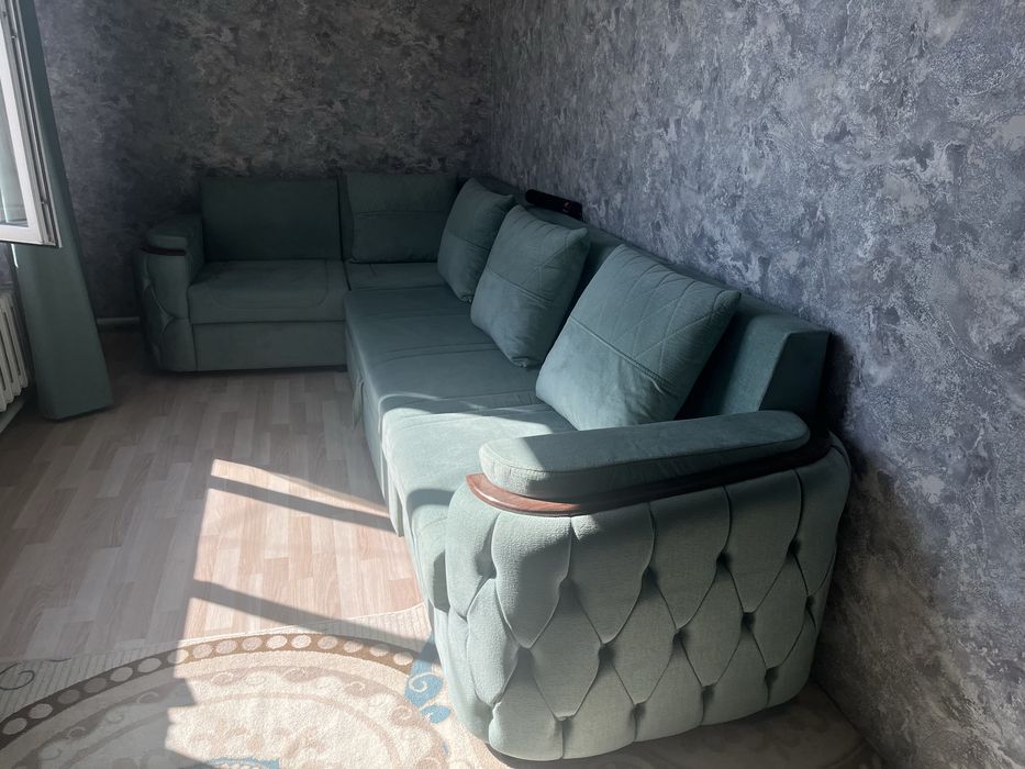 угловой диван почти новый