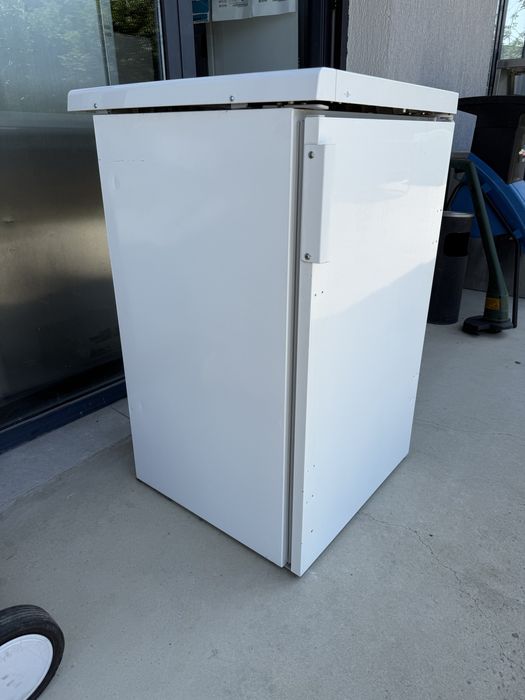 Малък хладилник с камера