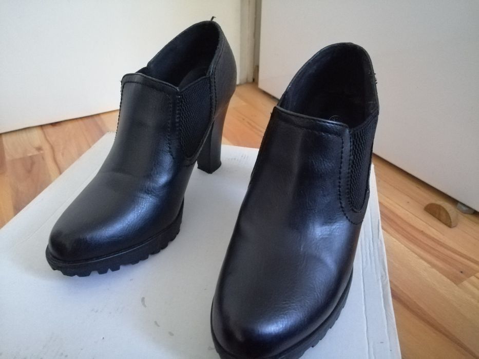 Дамски есенни обувки от изкуствена кожа.